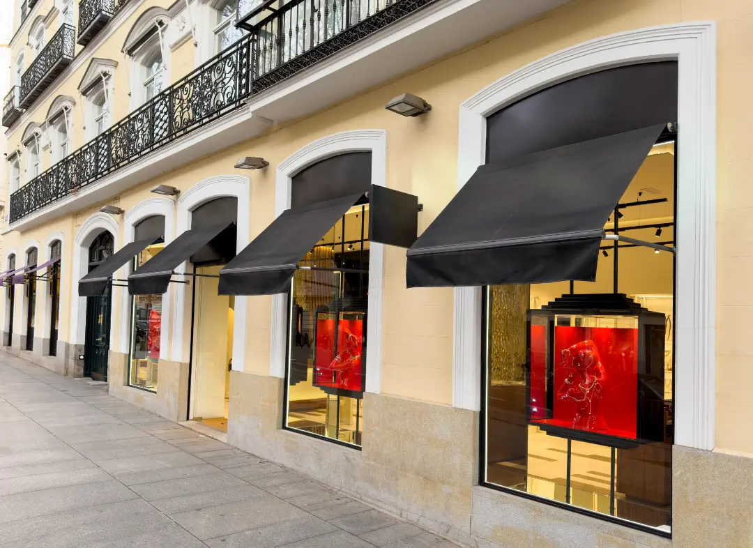 Façade vitrine de magasin en aluminium sur mesure à Hyères